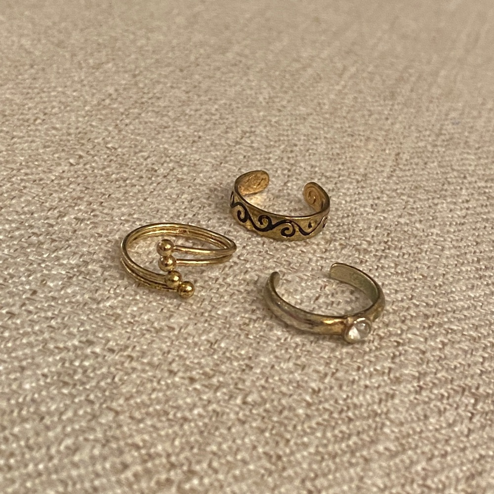 Set of three gold toe rings